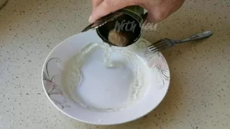 Ganze geschälte Strohpilze in Dosen